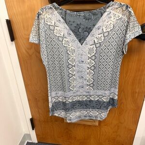 ☀️3/$10☀️ Elegant Gray Patterned Women's Top